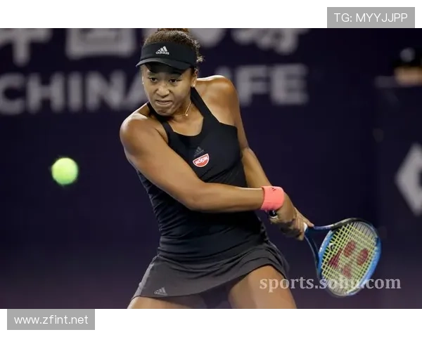 娜奥米·大阪又拎着个能顶我三年工资的包，我在人群里尴尬笑了